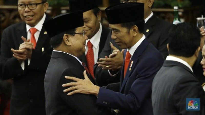 Prabowo bukanlah orang baru dalam politik. Ia sebelumnya sempat menjadi oposisi dan lawan Jokowi-Ma'ruf Amin dalam Pilpres 2019.