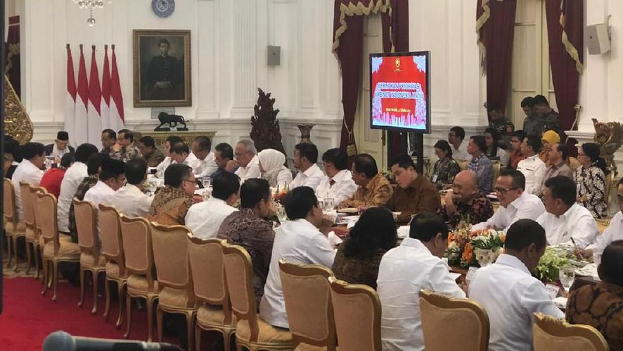 Presiden Joko Widodo (Jokowi) bersama Wapres Ma'ruf Amin menggelar Sidang Kabinet Paripurna dengan Menteri Kabinet Indonesia Maju.
