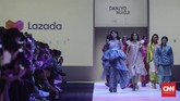 Danjyo Hiyoji menghadirkan aura seorang perempuan feminin dalam koleksinya. Aksen ruffle mendominasi di hampir setiap busana yang dipamerkan. (CNN Indonesia/Bisma Septalisma)