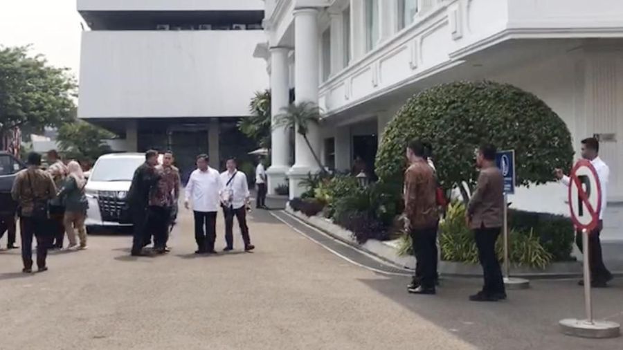 Dari seluruh jajaran menteri, terlihat hanya Prabowo Subianto yang tidak menggunakan mobil kementerian.