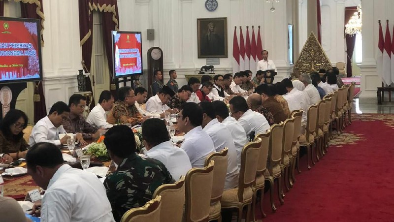 Sidang kabinet paripurna digelar usai Jokowi bersama Wakil Presiden Ma'ruf Amin secara resmi melantik jajaran menteri