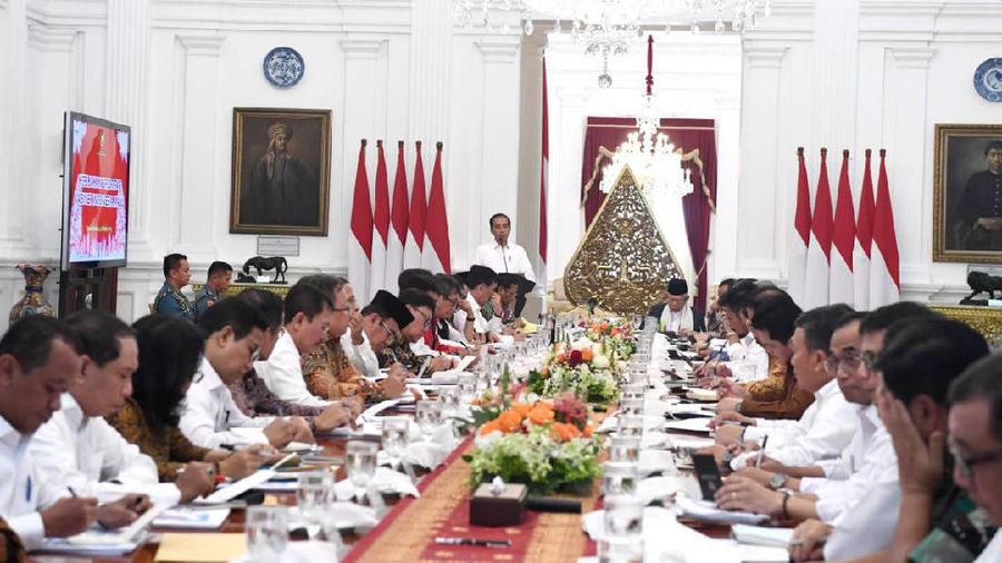 Jokowi dari awal mulai memperkenalkan empat nama yang menjadi menteri koordinator (menko) dan menyebutkan tugas dan tanggung jawab yang diemban.