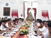 PDIP 'Sentil' Menteri Ekonomi: Sibuk Pencapresan Mundur Saja!