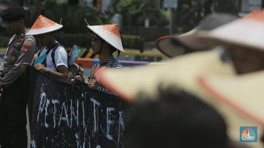 Asosiasi Petani Tembakau Indonesia (APTI) menggelar aksi demo di depan Istana Negara perihal kenaikan cukai hasil tembakau.