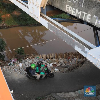 Penampakan Jalan Rusak Parah di Pinggir Kali Bintaro Jaya