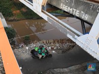 Penampakan Jalan Rusak Parah di Pinggir Kali Bintaro Jaya