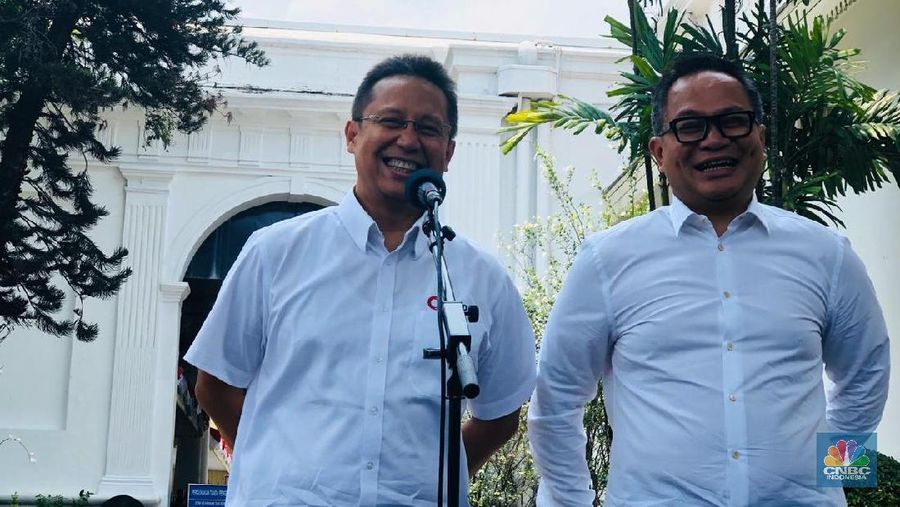 Presiden Jokowi Widodo (Jokowi) memutuskan dua wakil Menteri BUMN yang akan mendamping Erick Thohir. Keduanya merupakan bankir Bank Mandiri.