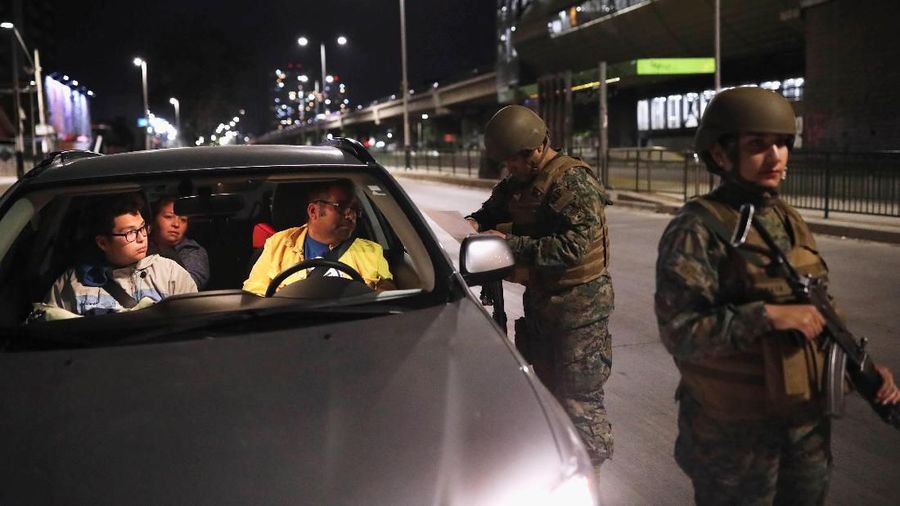 Ribuan warga Chile membanjiri jalanan ibu kota Santiago dan beberapa kota lainnya dalam aksi mogok massal.