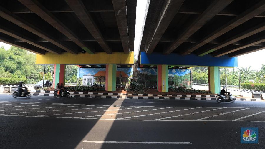 Proyek lukisan ini memakan anggaran Rp 35 juta dengan dua orang seniman lukis.