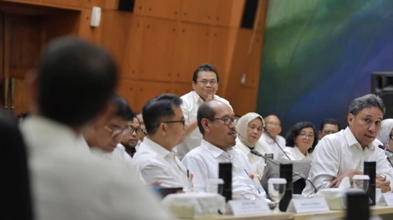 Hari kedua menjabat sebagai Menteri Pendidikan dan Kebudayaan, Nadiem Makarim datangi rapat pimpinan tingkat kementrian.