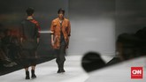 Selain itu label XY lebih mengangkat sisi maskulinitas pria dengan gaya ala pandai besi. Overall, celana cargo, dan baju safari. (CNN Indonesia/Andry Novelino)