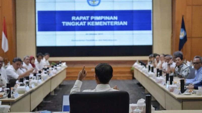 Hari kedua menjabat sebagai Menteri Pendidikan dan Kebudayaan, Nadiem Makarim datangi rapat pimpinan tingkat kementrian.
