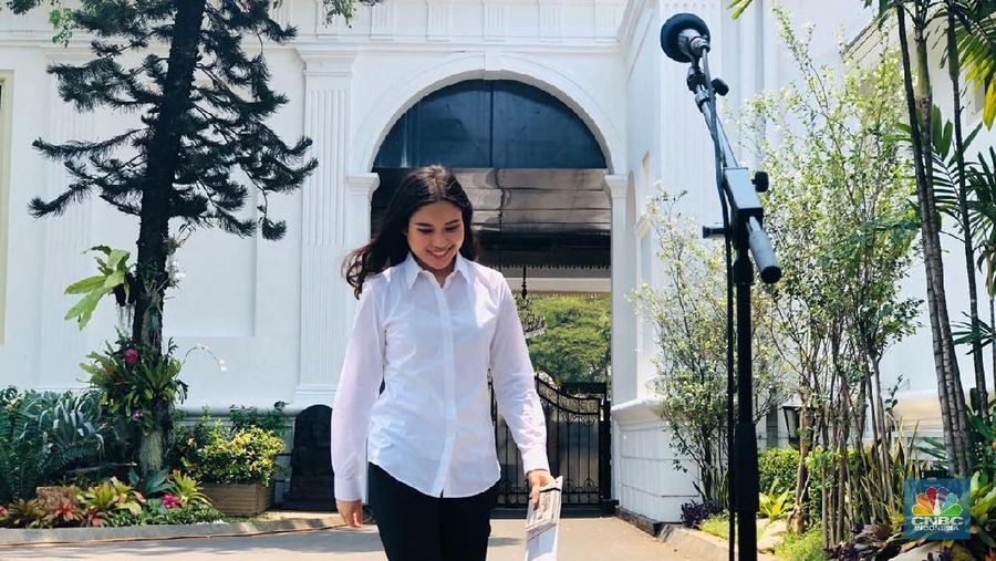 Angela Tanoesoedibjo adalah satu nama yang ditunjuk sebagai wakil menteri (wamen) di jajaran Kabinet Indonesia Maju periode 2019-2024.