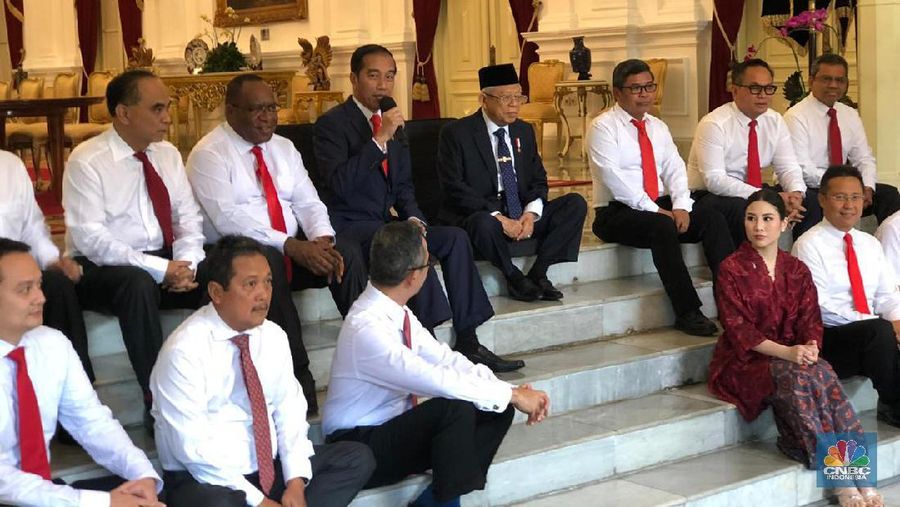 Perempuan kelahiran 1987 (32 tahun) menjadi Wakil Menteri Pariwisata dan Ekonomi Kreatif mendampingi Wishnutama.