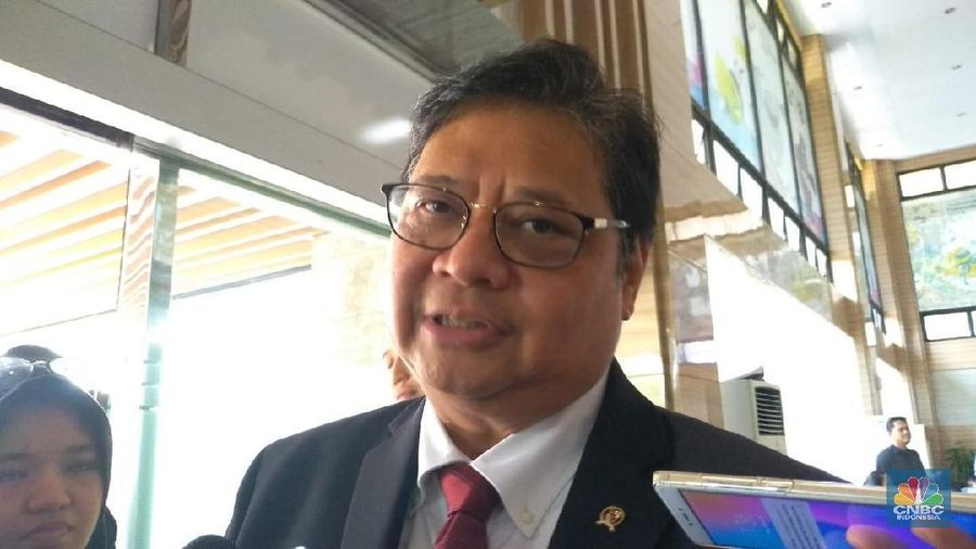 Kepala BKPM Bahlil Lahadalia tiba-tiba umumkan larangan ekspor nikel bisa dipercepat lagi, tapi Menko Airlangga minta ikuti aturan ESDM saja.