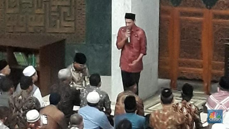Batik lengan panjang merah Nadiem terlihat simple dan unik dengan mengenakan sendal jepit.