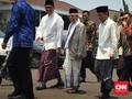 Salat Jumat, Staf Istana Wapres Kompak Pakai Sarung