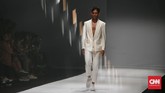 Wilsen Willim menghadirkan gaya pria yang modeis dengan coat, blazer, dan juga kemeja 'berobi' dengan warna dominan silver. (CNN Indonesia/Andry Novelino)
