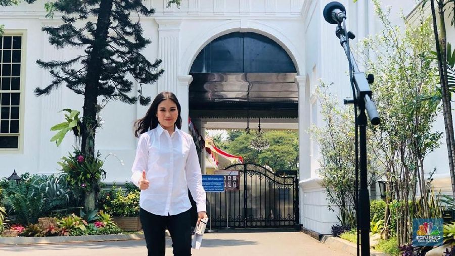 Angela Tanoesoedibjo adalah satu nama yang ditunjuk sebagai wakil menteri (wamen) di jajaran Kabinet Indonesia Maju periode 2019-2024.