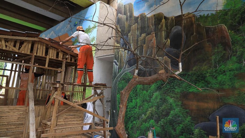 Proyek lukisan ini memakan anggaran Rp 35 juta dengan dua orang seniman lukis.