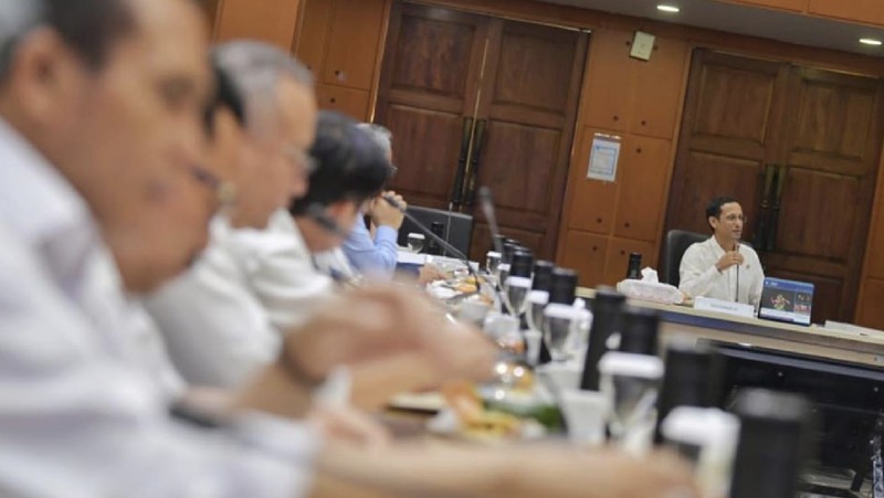 Hari kedua menjabat sebagai Menteri Pendidikan dan Kebudayaan, Nadiem Makarim datangi rapat pimpinan tingkat kementrian.