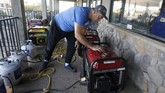 Para penduduk California terpaksa mencari sumber listrik secara mandiri salah satunya dengan generator. (AP Photo/Rich Pedroncelli)