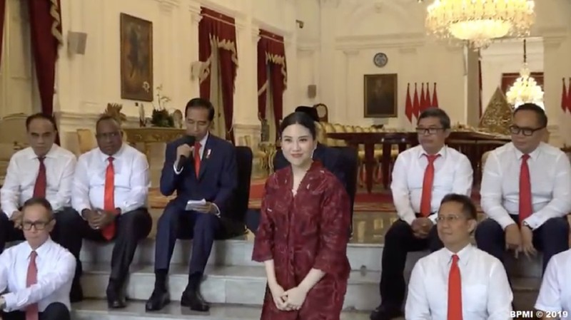Perempuan kelahiran 1987 (32 tahun) menjadi Wakil Menteri Pariwisata dan Ekonomi Kreatif mendampingi Wishnutama.
