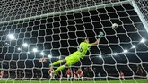 Kiper Vitoria Guimaraes Miguel Silva tidak mampu berbuat banyak menghadapi tendangan bebas Nicolas Pepe. (Glyn KIRK / AFP)