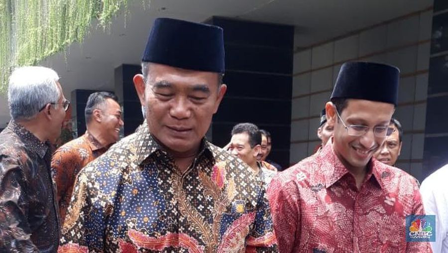 Batik lengan panjang merah Nadiem terlihat simple dan unik dengan mengenakan sendal jepit.