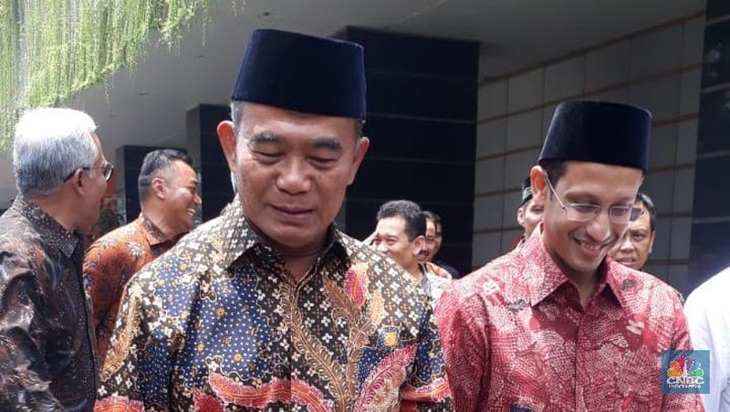 Batik lengan panjang merah Nadiem terlihat simple dan unik dengan mengenakan sendal jepit.