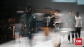 Uniknya, Swank memberikan sentuhan maskulinitas dengan tambahan kupluk, sweater, sampai blazer yang oversized. (CNN Indonesia/Andry Novelino)