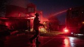 Kebakaran ini terjadi ketika California memang sedang dalam kondisi darurat karena angin kencang dan suhu udara tinggi. Dengan tingkat kelembaban yang juga rendah, kebakaran sangat mudah terjadi. (AP Photo/Christian Monterrosa)