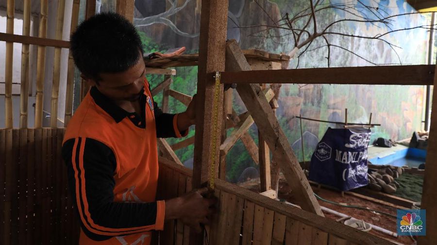 Proyek lukisan ini memakan anggaran Rp 35 juta dengan dua orang seniman lukis.