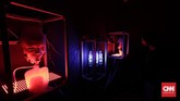 Pameran menghadirkan video pertunjukan seniman Australia, Stelarc, yang dikenal melalui eksperimen menggunakan tubuh. (CNN Indonesia/ Adhi Wicaksono)