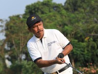 Melihat Gaya Menkominfo Johnny G Plate Saat Bermain Golf