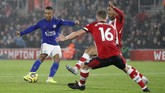 Setelah unggul jumlah pemain, Leicester City menambah gol. Youri Tielemans (kiri) membuat skor menjadi 2-0 setelah mencetak gol dari dalam kotak penalti. (AP Photo/Alastair Grant)