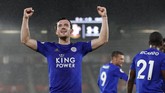 Ben Chilwell membuka kemenangan Leicester City atas Southampton. Chilwell memanfaatkan bola rebound dari tendangan Harvey Barnes yang diblok kiper Angus Gunn. (AP Photo/Alastair Grant)