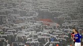 Dalam laga di Stadion St. Mary's, suporter Leicester membentangkan syal untuk memeringati mantan orang nomor satu di klub tersebut, Vichai Srivaddhanaprabha, yang meninggal setahun lalu.