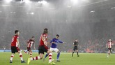 Gol dari dalam kotak penalti juga menjadi pengubah angka di papan skor untuk kali ketiga. Finishing touch Ayoze Perez pada menit ke-19 membuat Leicester unggul 3-0. (AP Photo/Alastair Grant)
