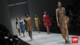 Koleksi Peggy Hartanto terlihat cukup berbeda dari biasanya. Jiks biasanya dia bermain dengan bahan polos, kini ada beberapa koleksinya yang bermotif.(CNN Indonesia/Bisma Septalisma)