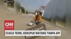 VIDEO: Viral Aksi Ibu Goreng Kerupuk Dengan Cuaca Panas