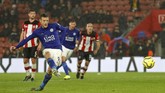 Pesta gol Leicester ditutup oleh gol penalti Vardy pada menit akhir pertandingan. Vardy pun mencetak tiga gol dalam laga ini. Tiga poin dari kandang Southampton membuat Leicester kini menempati peringkat kedua, dengan 20 poin. (AP Photo/Alastair Grant)