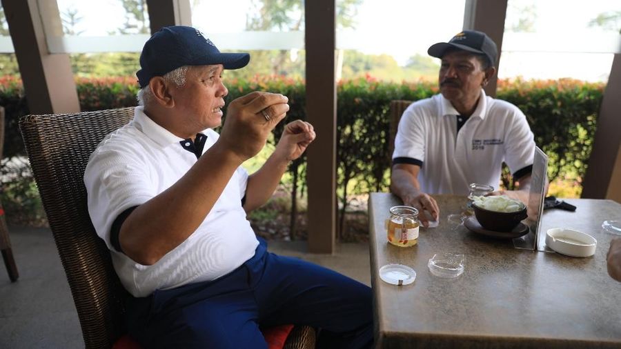 Menteri Komunikasi dan Informatika Johnny Plate berpartisipasi dalam CNBC Indonesia Golf Tournament 2019 di Pondok Indah Golf Course, Sabtu (26/10/2019).