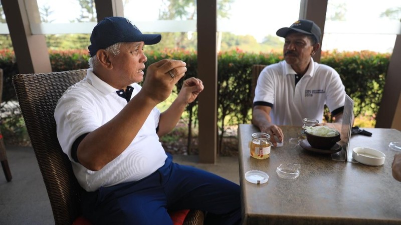 Menteri Komunikasi dan Informatika Johnny Plate berpartisipasi dalam CNBC Indonesia Golf Tournament 2019 di Pondok Indah Golf Course, Sabtu (26/10/2019).