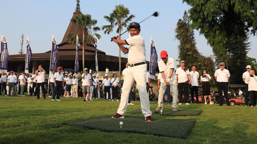 Menteri Komunikasi dan Informatika Johnny Plate berpartisipasi dalam CNBC Indonesia Golf Tournament 2019 di Pondok Indah Golf Course, Sabtu (26/10/2019).