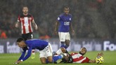Dua menit setelah gol Chilwell, Southampton harus bermain dengan 10 orang. Ryan Bertrand dikeluarkan wasit Andre Marriner setelah melakukan tekel kepada Ayoze Perez. (AP Photo/Alastair Grant)