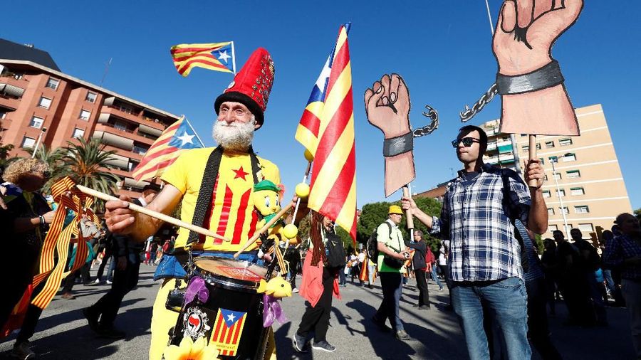 Masyarakat pro-kemerdekaan Catalonia adakan aksi protes damai di Barcelona atas penangkapan pemimpin separatis Catalonia, dipadati hampir setengah juta orang