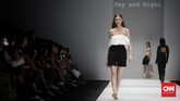 Look didominasi celana palazo sepinggang dengan aksen tali. Meski busana terkesan formal, mereka memberikan 'twist' dengan backless. (Foto: CNN Indonesia/Adhi Wicaksono)
