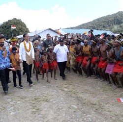 Jokowi Perintahkan Para Menteri Percepat Pembangunan Papua
