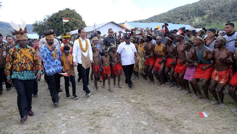 Presiden Joko Widodo dan Ibu Negara Iriana Joko Widodo menyambangi lapangan bola Irai di Kabupaten Pegunungan Arfak, Provinsi Papua Barat, Minggu, (27/10/2019). (Biro Pers Sekretariat Presiden/Kris)
